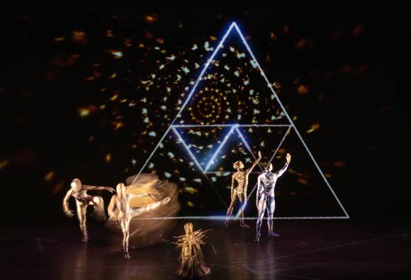Wayne McGregor's UniVerse: A Dark Crystal Odyssey, Company Wayne McGregor artists, Royal Opera House, London (2023), foto Andrej Uspenski