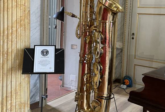 Na fotografiji največji saksofon na svetu
