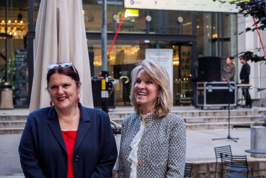 Uršula Cetinski in njena ekselenca Lynda C. Blanchard, veleposlanica Združenih držav Amerike na odprtju razstave Ajne Zlatar (Foto: Kristina Bursać)